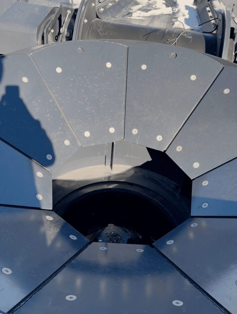 Конусная дробилка SUNWARD SP300CTD в составе мобильной линии