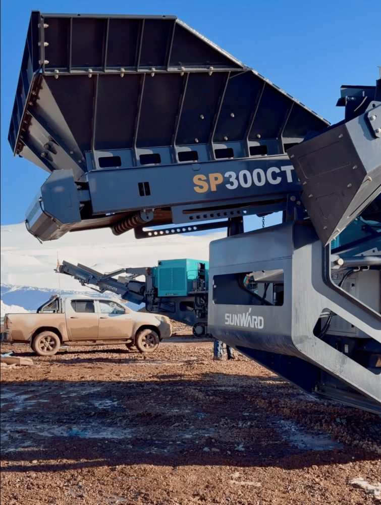 Конусная дробилка SUNWARD SP300CTD в составе мобильной линии