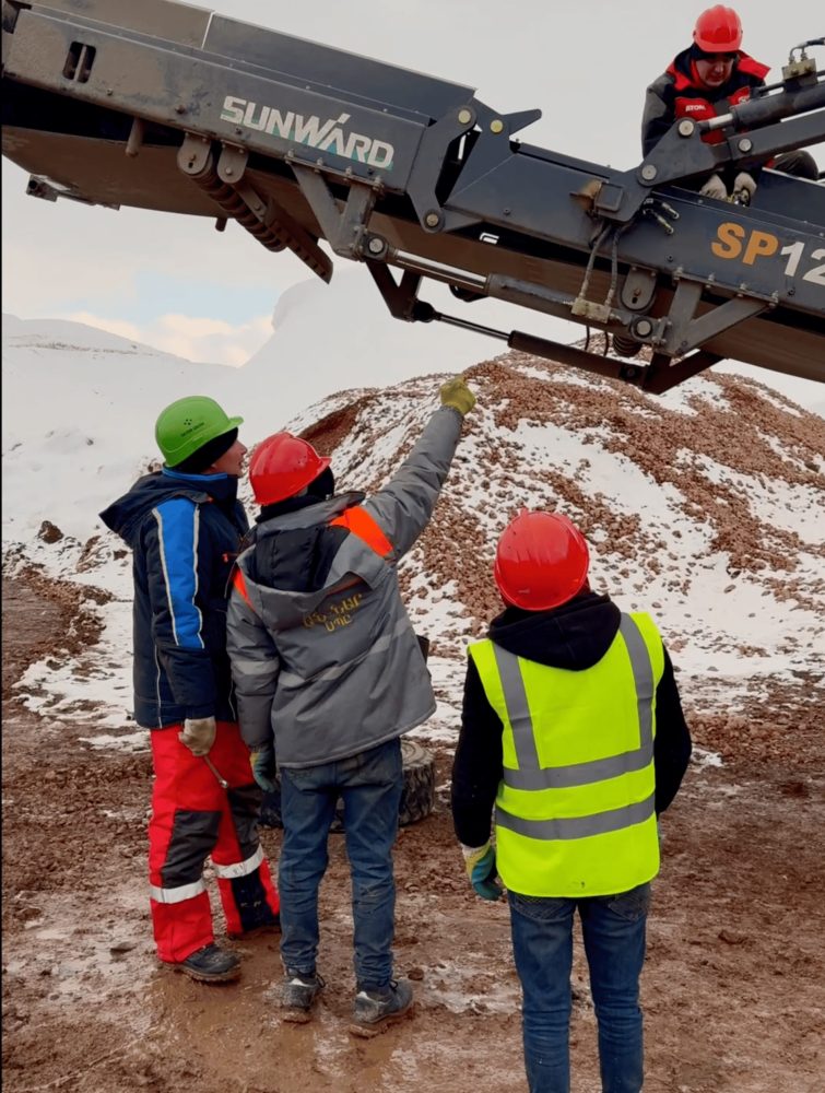 Мобильная щековая дробилка SUNWARD SP127JTD при дроблении гранита