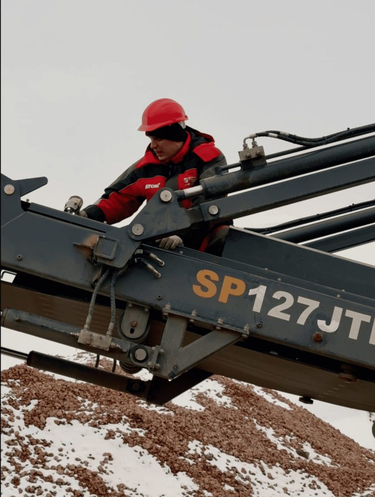 Мобильная щековая дробилка SUNWARD SP127JTD при дроблении гранита